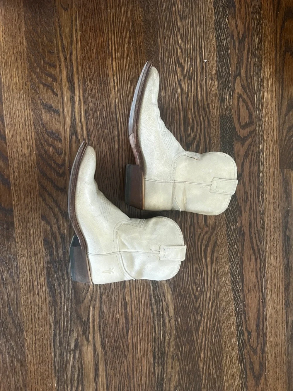 Frye Billy Short Pull-On in unique cream color - Picture 2 of 8